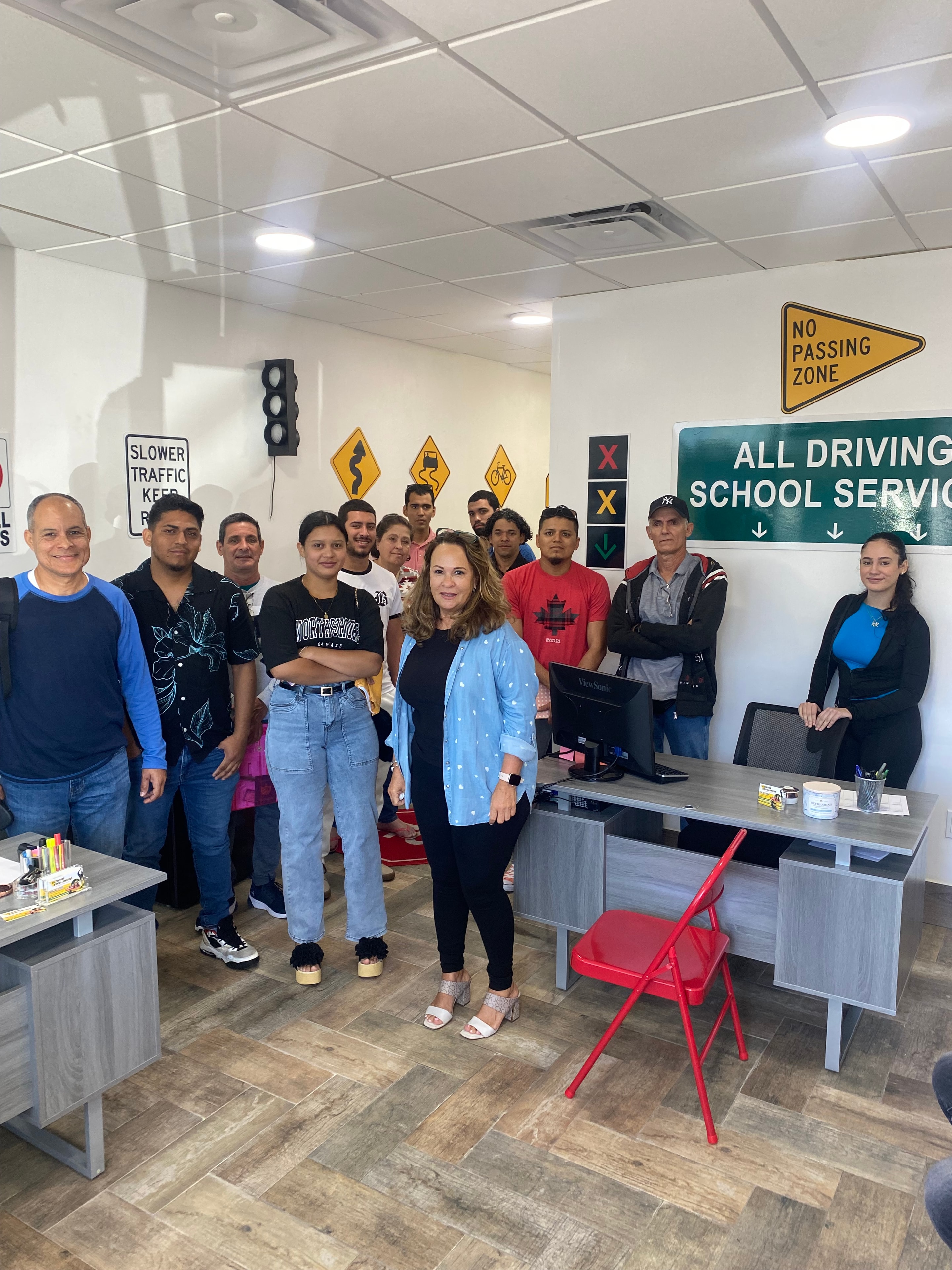 Estudiantes y equipo de Margarita Driving School
