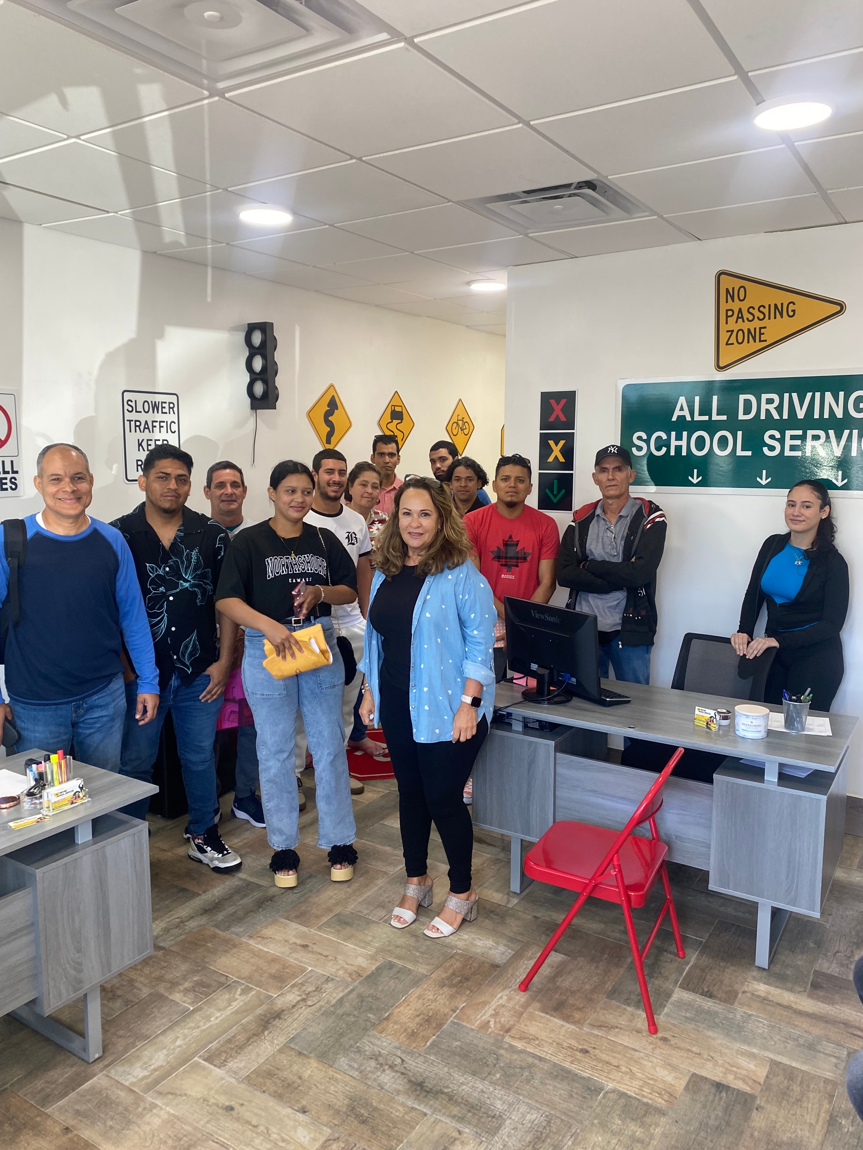 Estudiantes en clase en Margarita Driving School